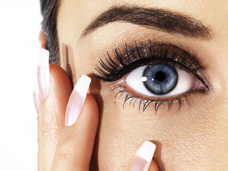 eye-woman-nails